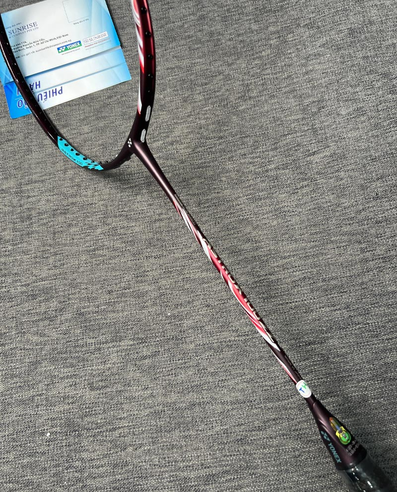 Yonex Astrox 100zz Kurenai được làm từ chất liệu kết hợp của Graphite và Nanomesh Neo