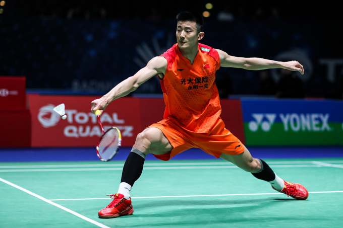 Chen Long từng là tay vợt số 1 thế giới, giữ vị trí số 1 bảng xếp hạng đơn nam trong 76 tuần liên tiếp  thường ưa chuộng sử dụng dòng vợt Li-ning